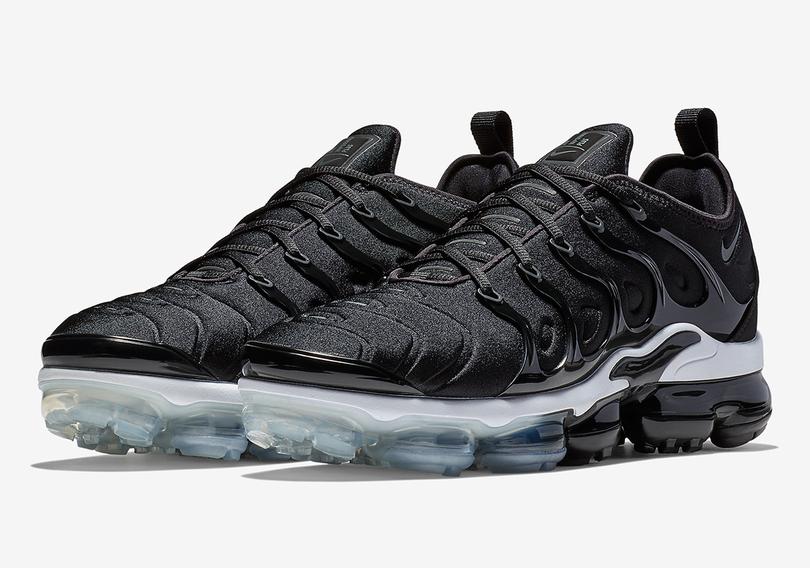 nike-vapormax-plus-black-white-924453-010-5